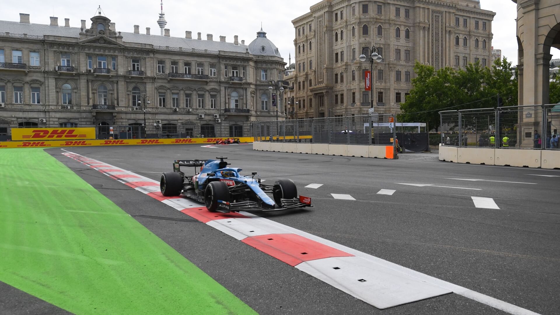 Imagen de la pista de Baku , en el fondo se alcanza a ver el gran castillo de azerbaiyan