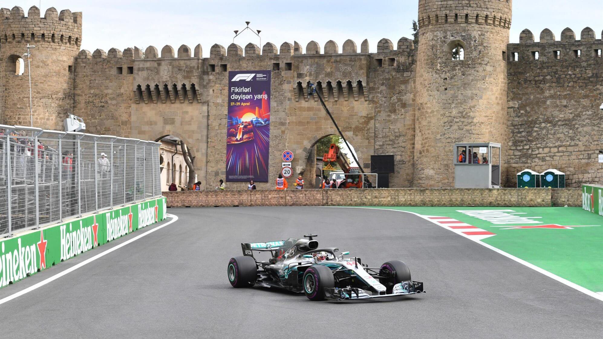 Circuito callejero de Baku Transitado por el poderoso Mercedes Benz
