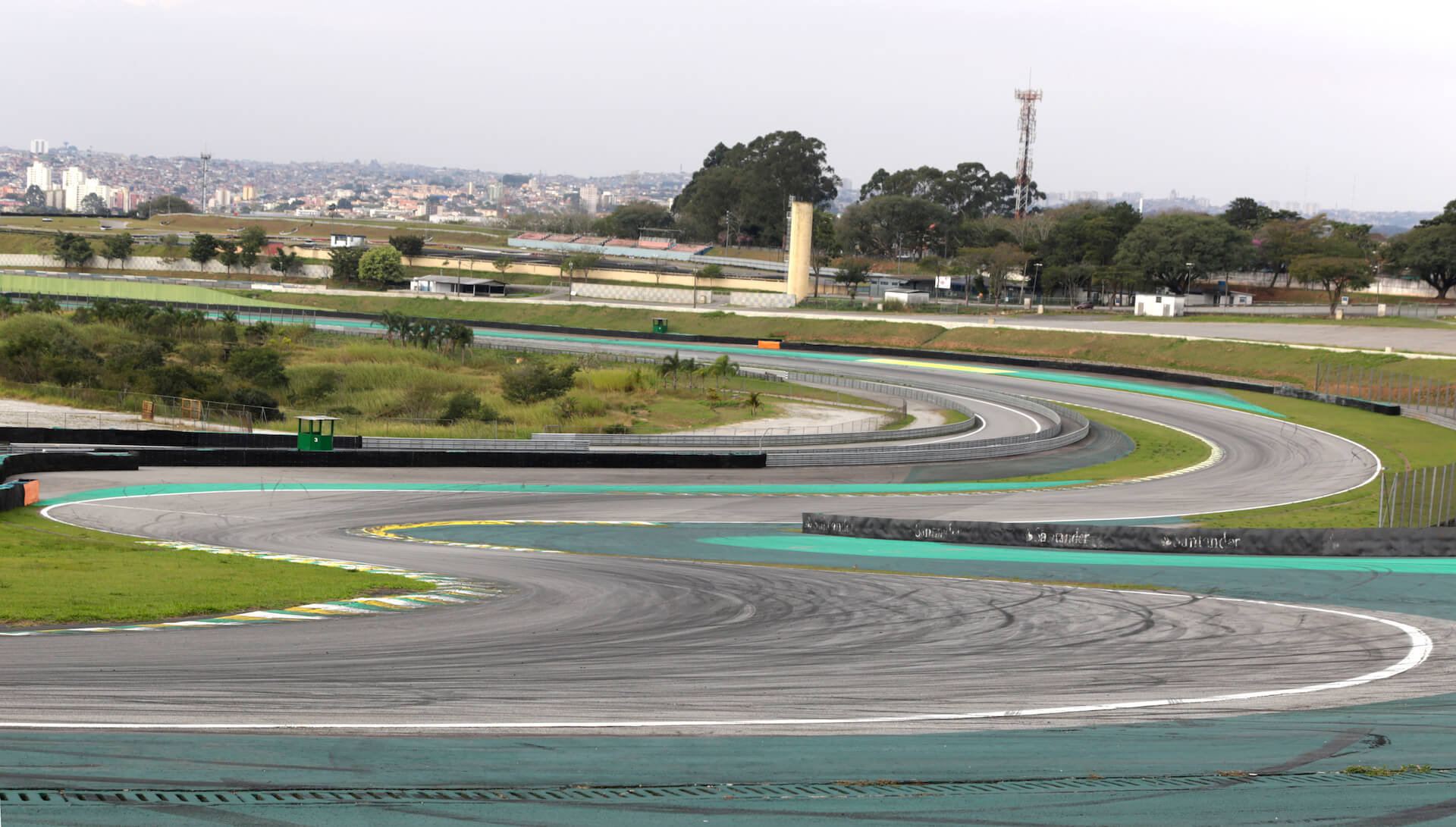 Fotografia de las grandes curvas en honor a Ayrton Senna