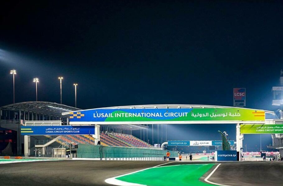 Fotografia de la recta principal del circuito de Lusail