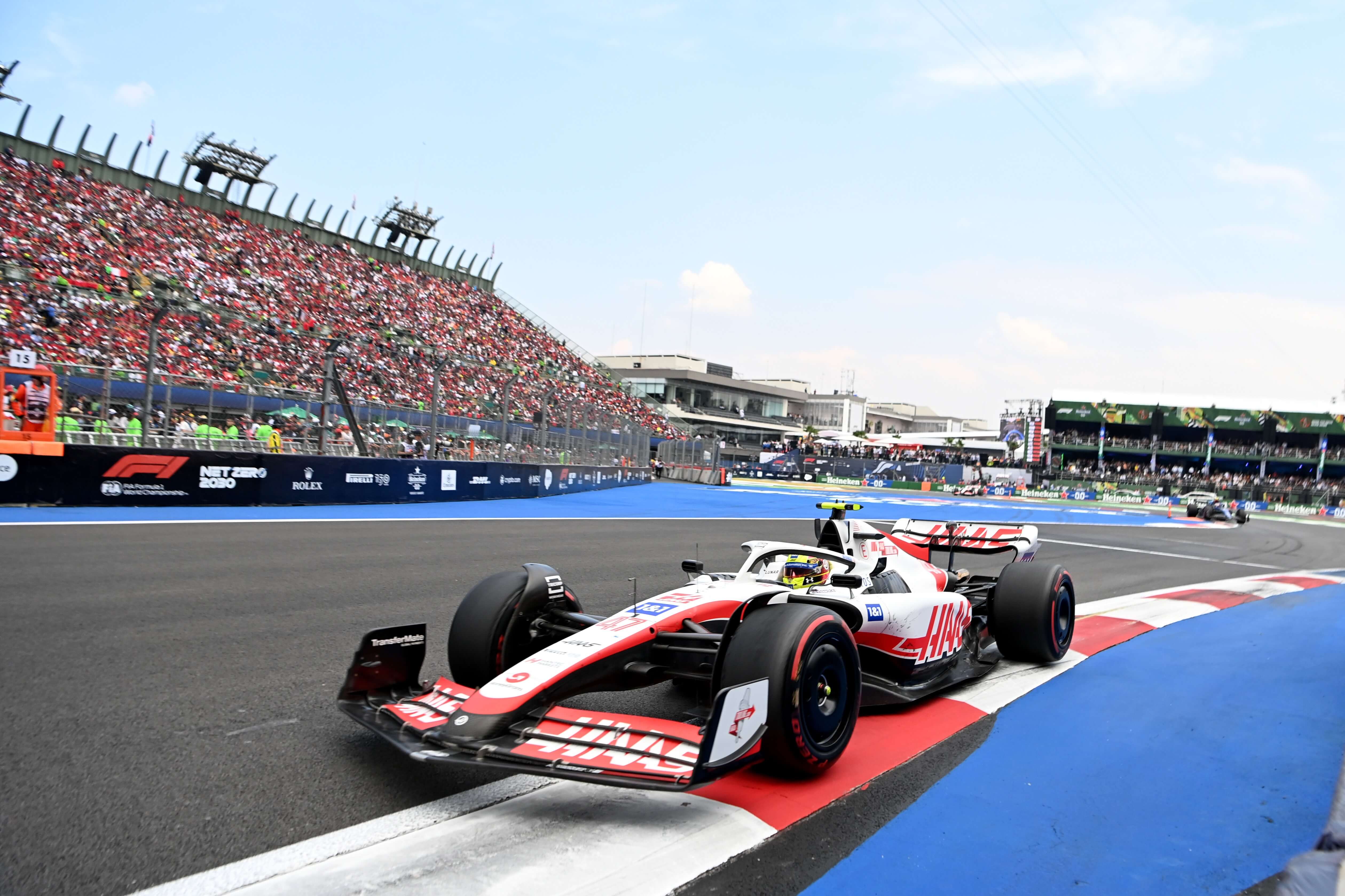 Fotografia de un coche Haas en el autodromo Hermanos Rodriguez