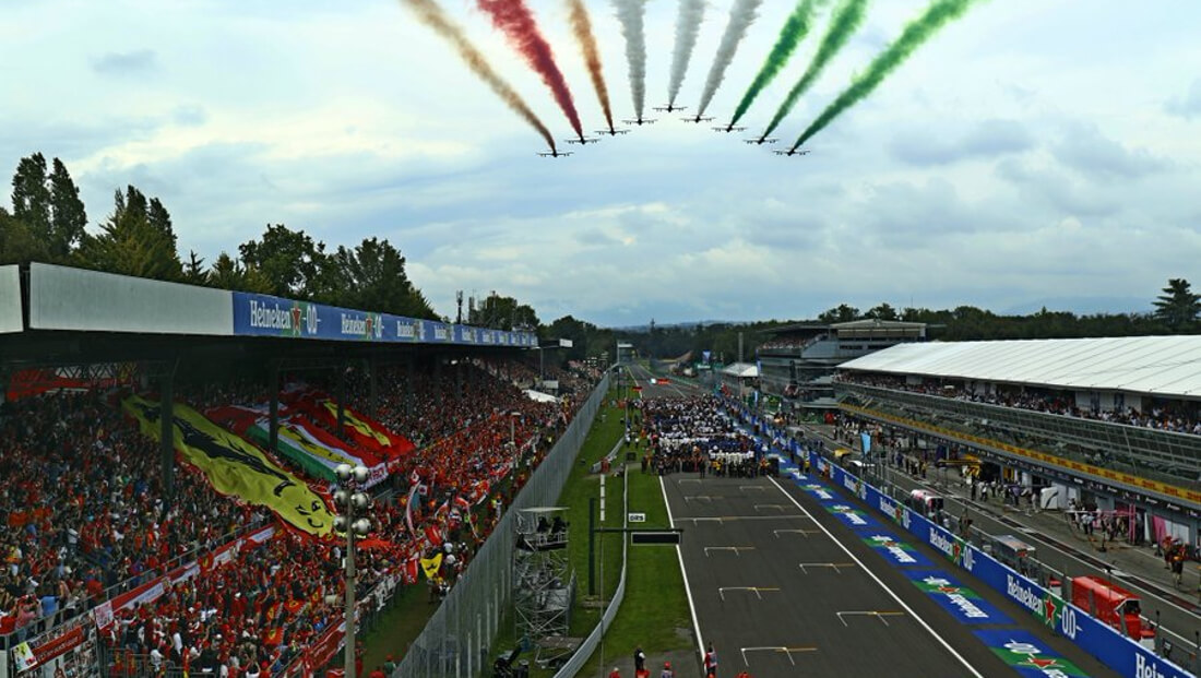 Fotogradia de la grilla de salida y la grada principal del Circuito de Monza